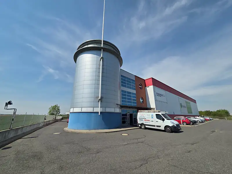 Pronájem kanceláře 400 m², Nupaky – náhled fotky 1
