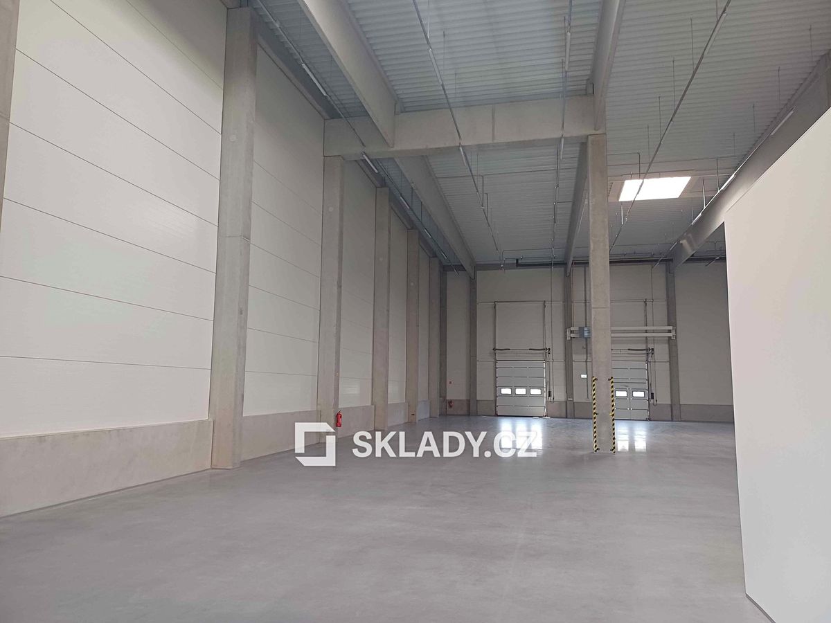 Pronájem skladového prostoru 816 m² – fotografie 2