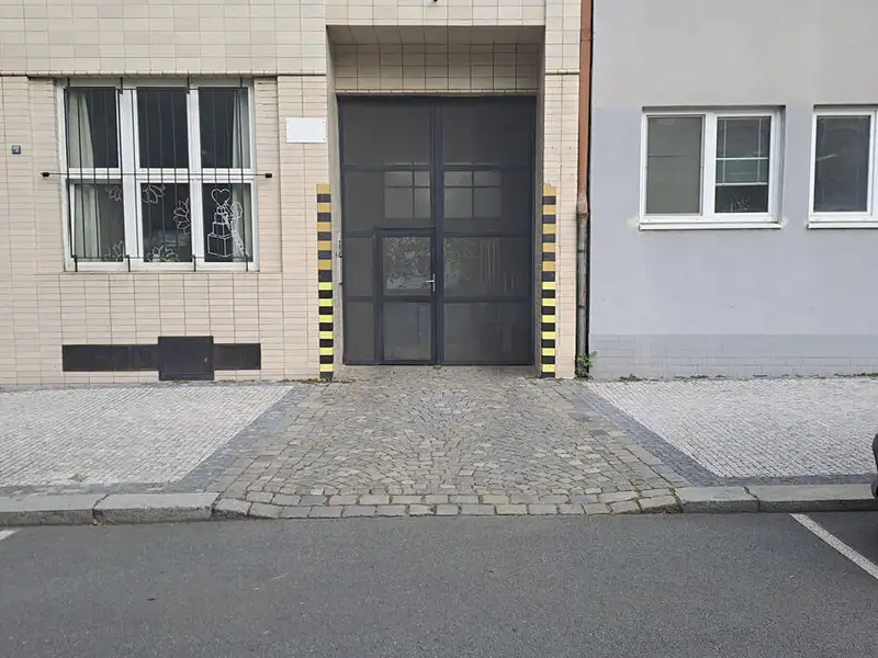 Pronájem garážového stání 14 m², Praha – náhled fotky 2