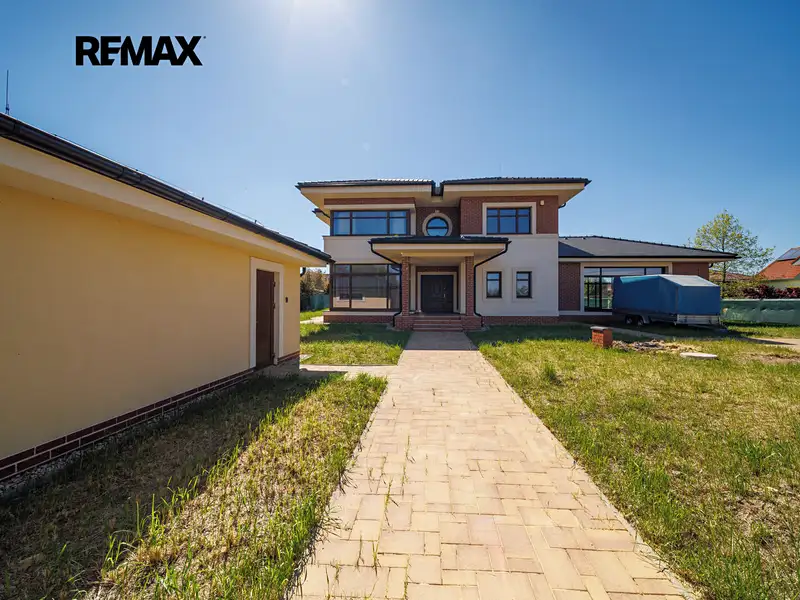Prodej rodinného domu 363 m², pozemek 1608 m², Jesenice – náhled fotky 2