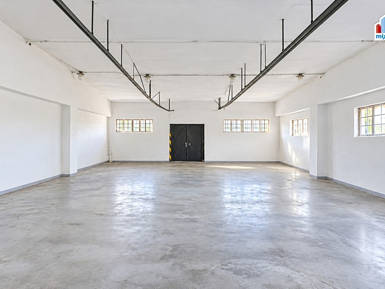 Pronájem komerčního prostoru, 2 000 m² (1 z 5)