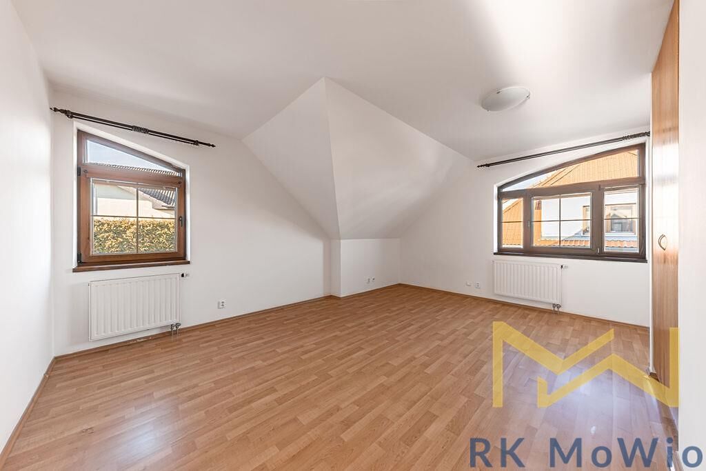 Pronájem rodinného domu 390 m², pozemek 903 m² – fotografie 3