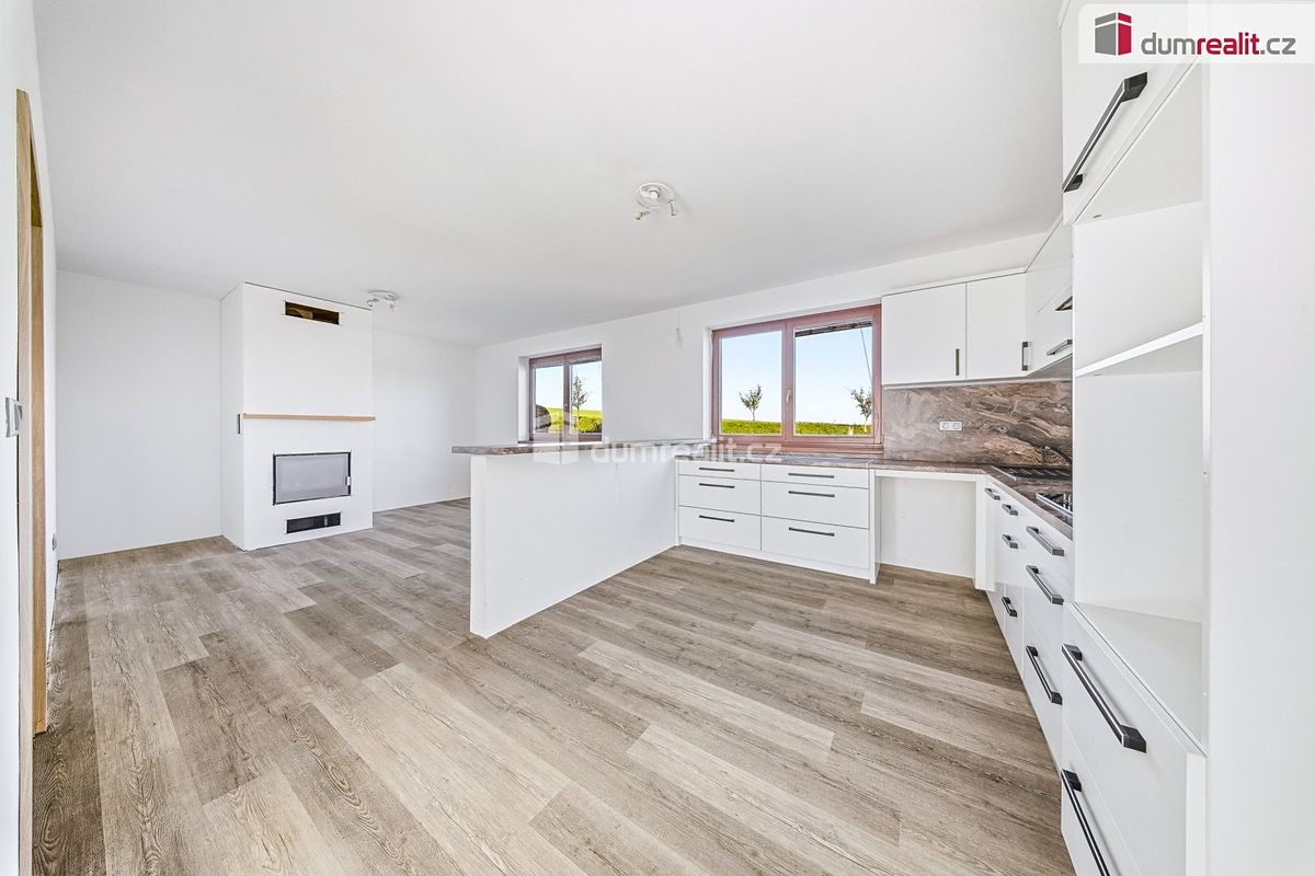 Prodej rodinného domu 220 m², pozemek 679 m² – fotografie 3