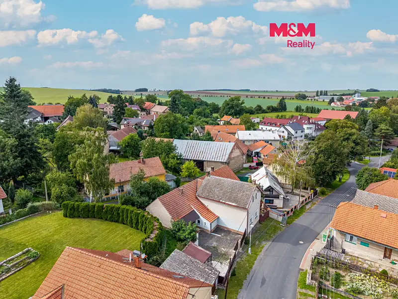 Prodej rodinného domu 187 m², pozemek 762 m², Lošany – náhled fotky 1
