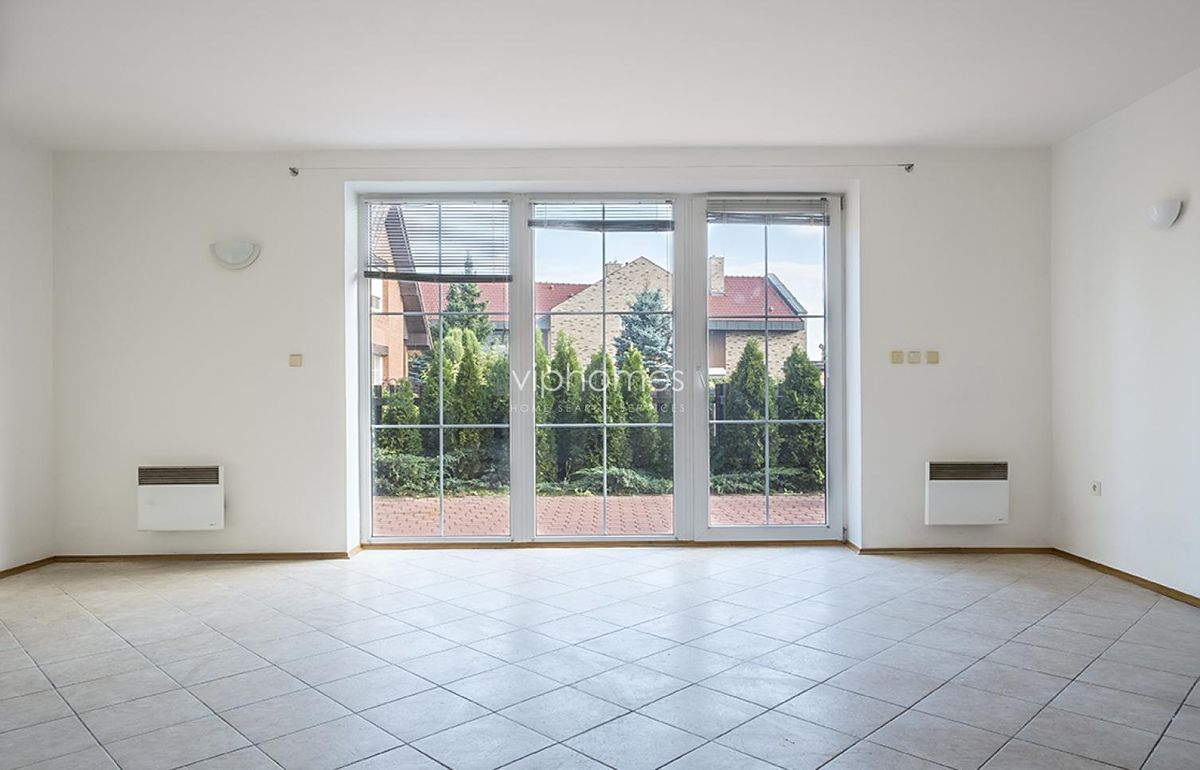 Pronájem vily 250 m², pozemek 383 m² – fotografie 2