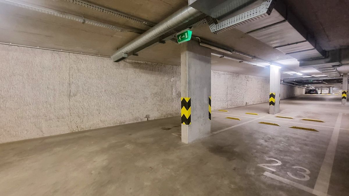 Pronájem garážového stání 13 m² – fotografie 3