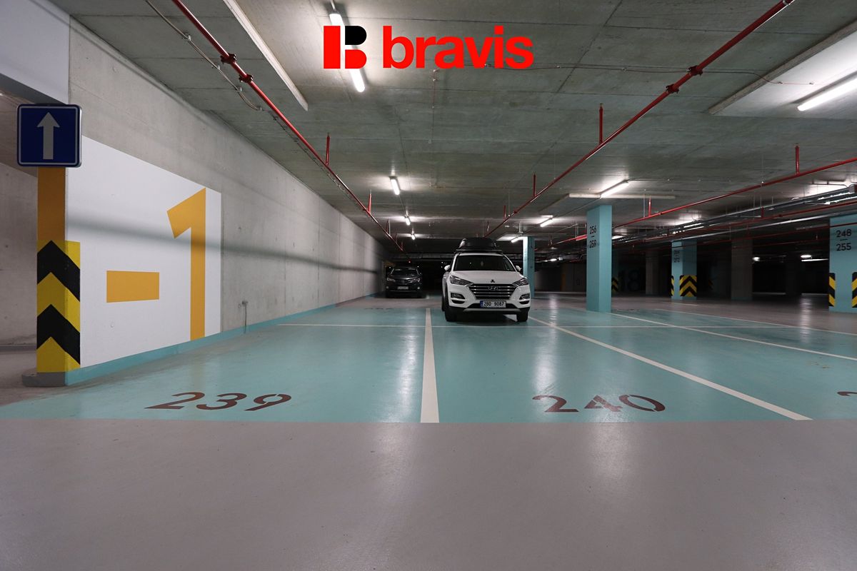 Pronájem garážového stání 13 m² – fotografie 2