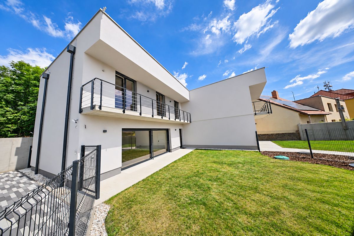Prodej vícegeneračního domu 275 m², pozemek 451 m² – fotografie 2