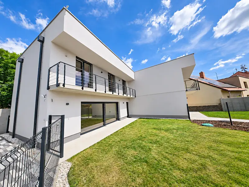 Prodej vícegeneračního domu 275 m², pozemek 451 m², Šestajovice – náhled fotky 2
