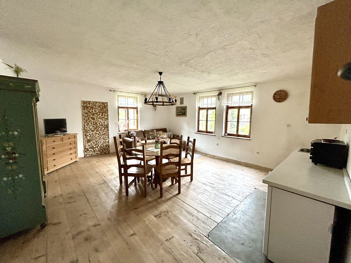 Prodej rodinného domu 300 m², pozemek 333 m² – fotografie 2