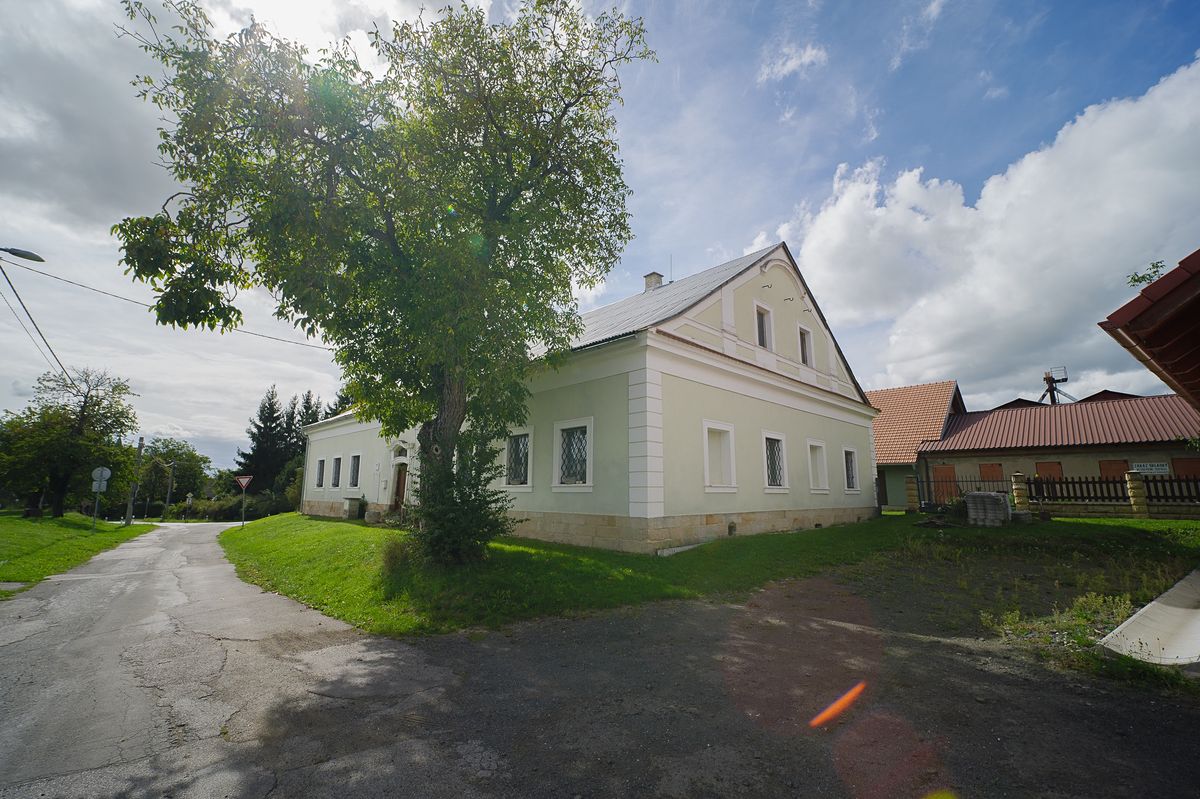 Prodej rodinného domu 1256 m², pozemek 1281 m² – fotografie 2
