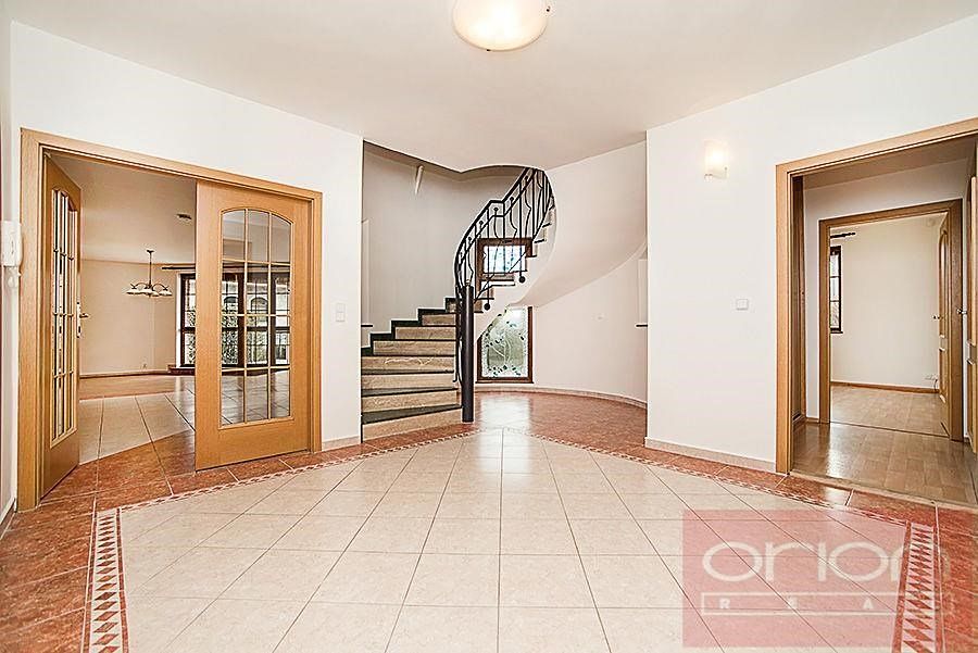 Pronájem rodinného domu 390 m², pozemek 903 m², Praha – fotka 1 z 3
