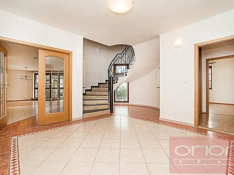 Pronájem rodinného domu 390 m², pozemek 903 m², Praha – náhled fotky 1