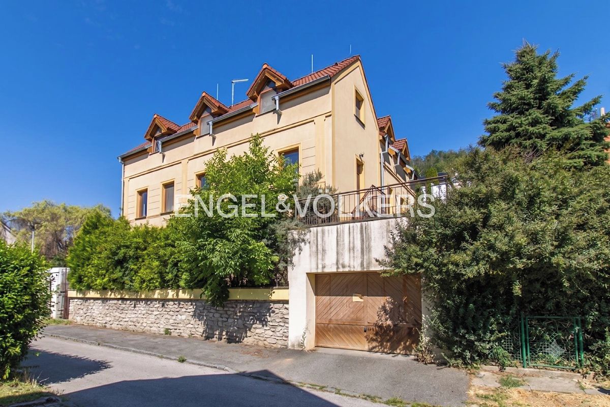 Prodej rodinného domu 278 m², pozemek 440 m² – fotografie 2
