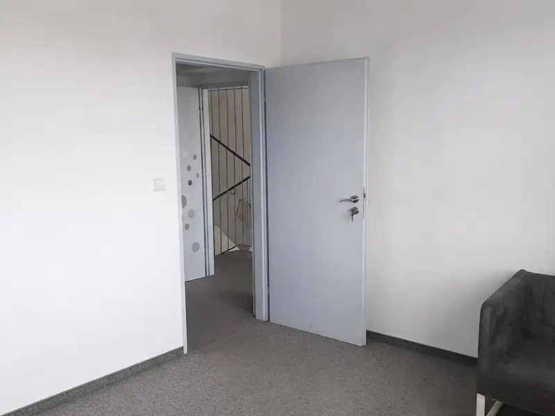 Pronájem kanceláře 21 m², Nové Strašecí – náhled fotky 2