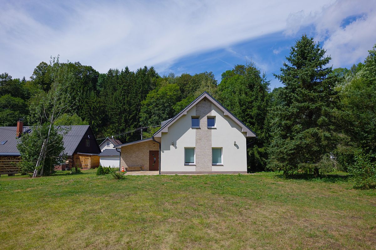 Prodej rodinného domu 216 m², pozemek 1354 m² – fotografie 2