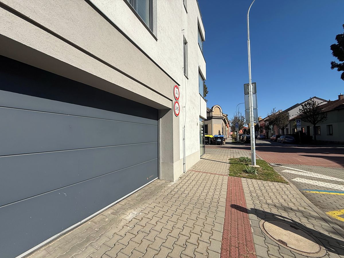 Pronájem garážového stání 16 m² – fotografie 3