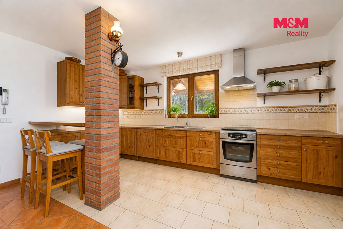Prodej rodinného domu 156 m², pozemek 910 m² – fotografie 2