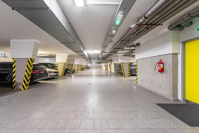 Pronájem garážového stání 18 m², Brno – náhled fotky 1