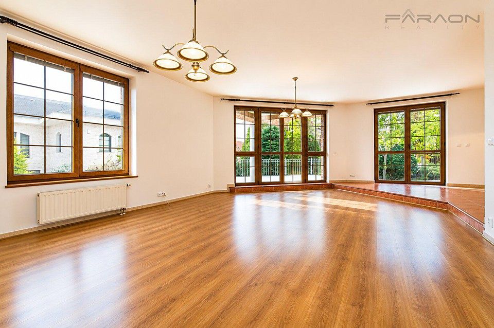 Pronájem vily 384 m², pozemek 670 m² – fotografie 3