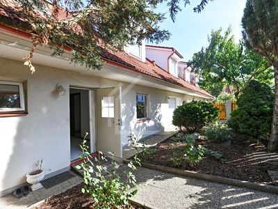 Pronájem rodinného domu 230 m², pozemek 379 m²