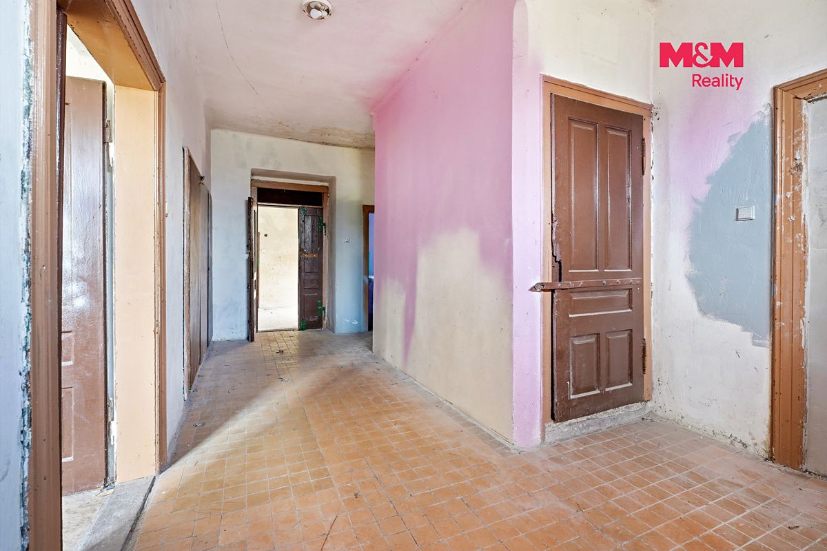Prodej rodinného domu 290 m², pozemek 676 m² – fotografie 4