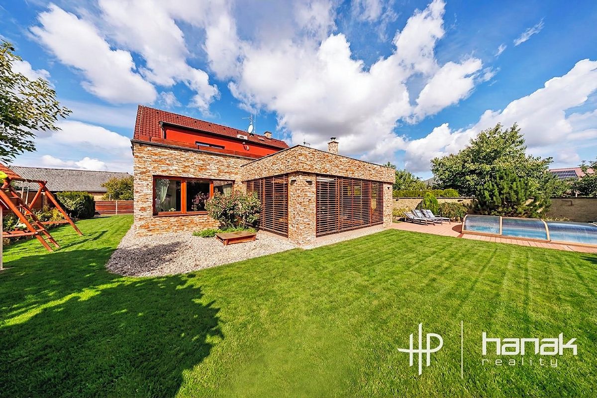 Prodej rodinného domu 262 m², pozemek 963 m² – fotografie 3