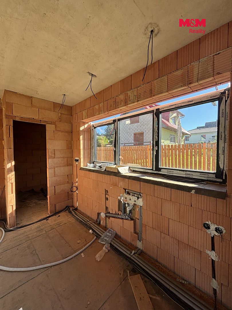 Prodej rodinného domu 222 m², pozemek 914 m² – fotografie 4