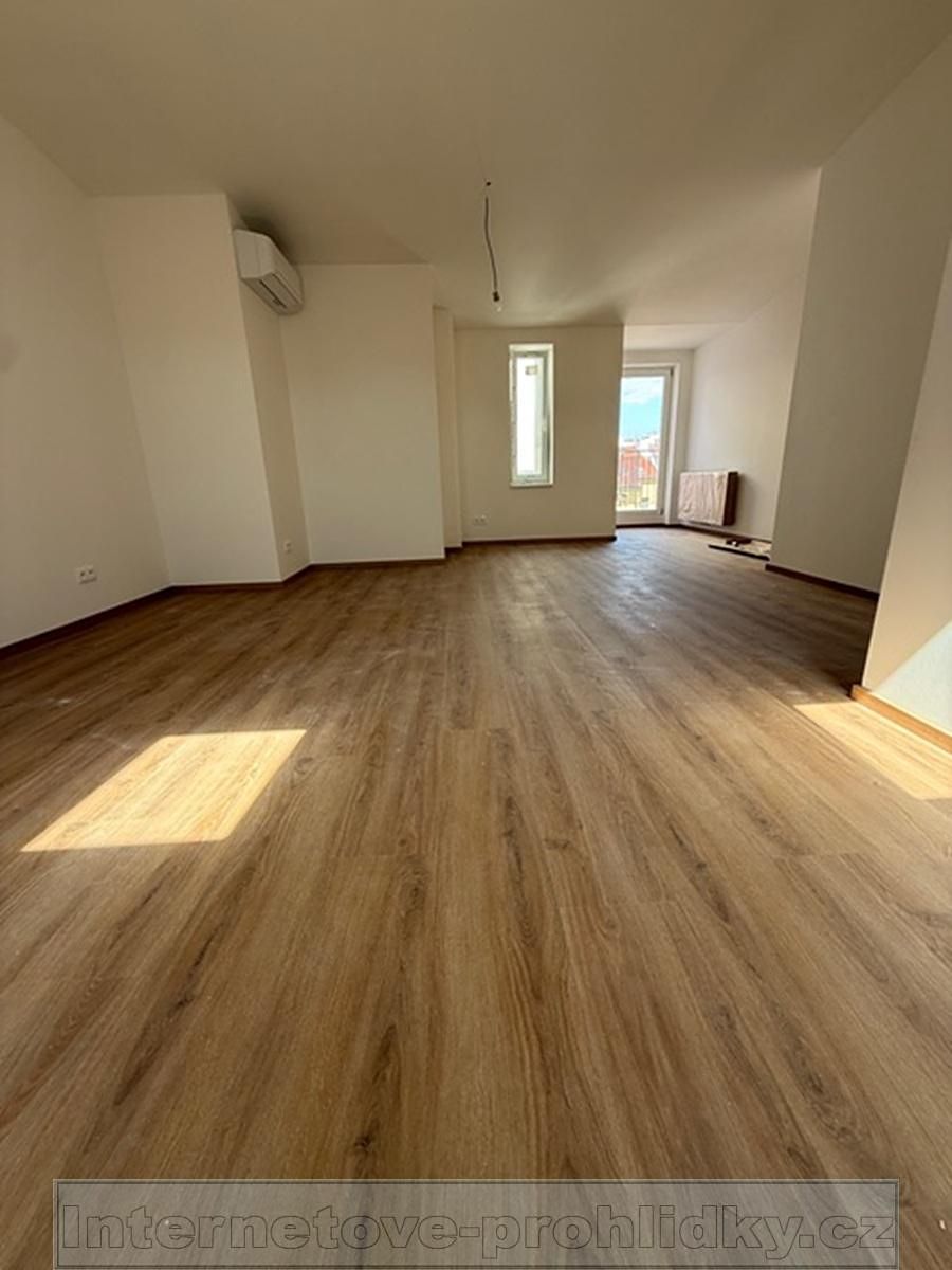 Pronájem bytu atypický 140 m² – fotografie 2