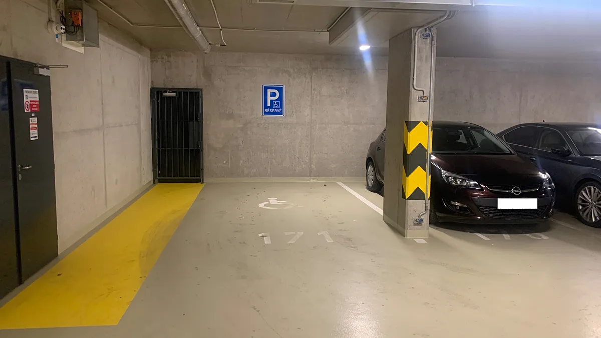Pronájem garážového stání 16 m²