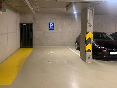Pronájem garážového stání 16 m²