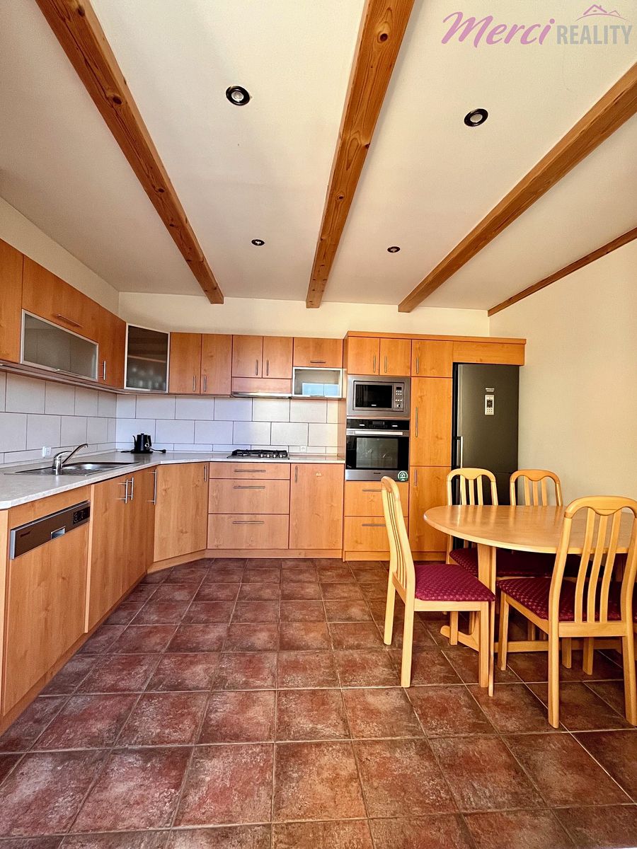 Pronájem rodinného domu 180 m², pozemek 434 m² – fotografie 2