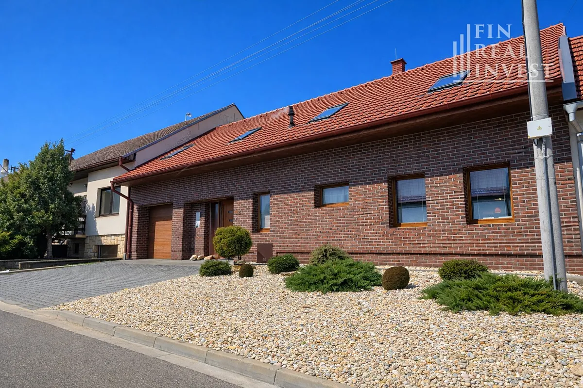 Prodej rodinného domu 328 m², pozemek 975 m²