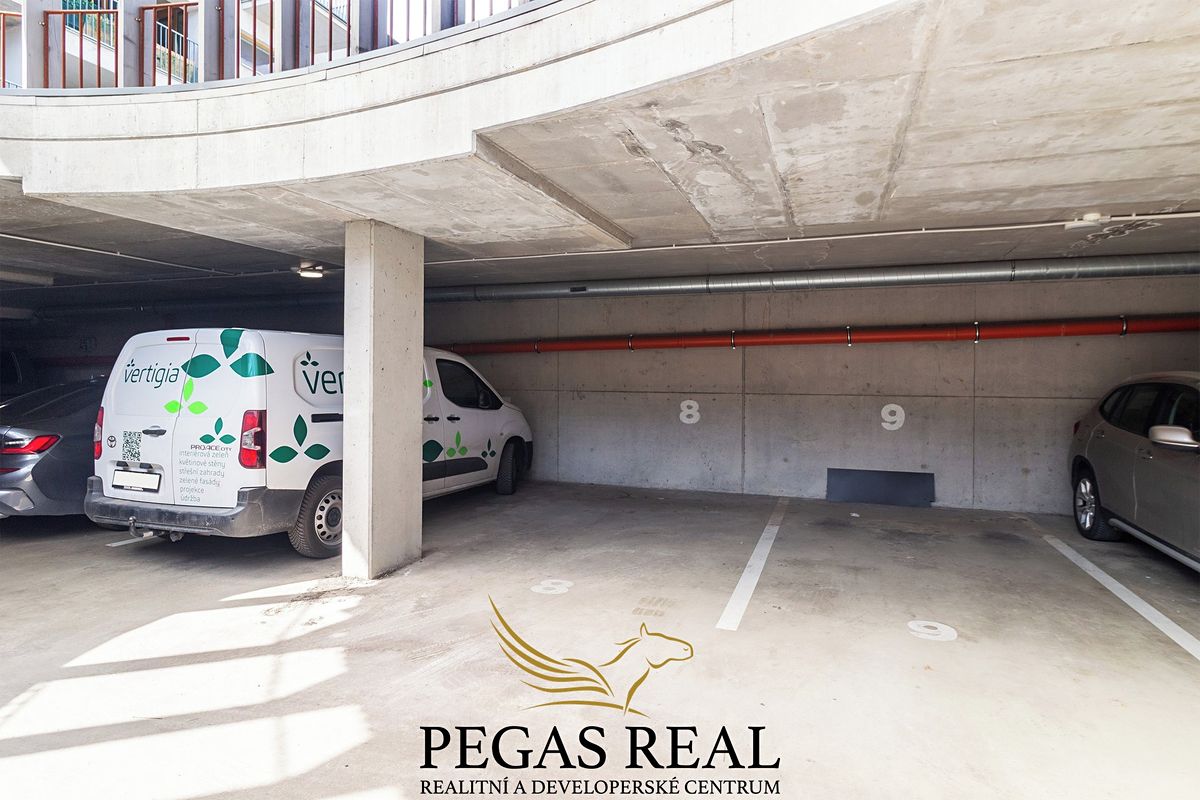 Pronájem garážového stání 13 m² – fotografie 2