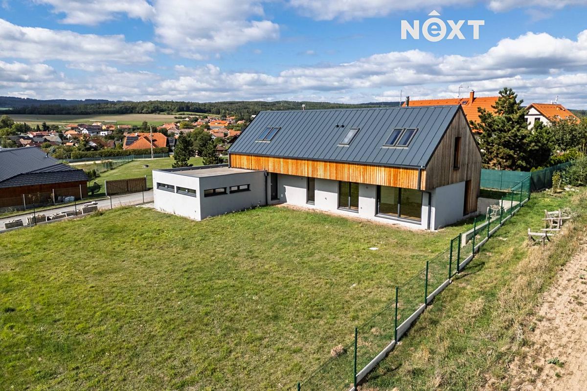 Prodej rodinného domu 214 m², pozemek 1127 m², Březová – fotka 1 z 3