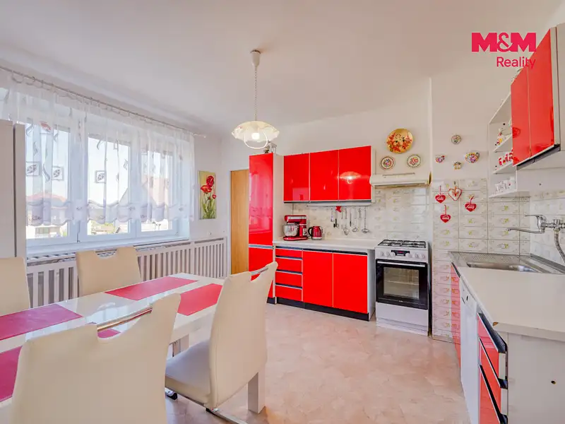 Prodej rodinného domu 230 m², pozemek 817 m², Dobřany – náhled fotky 2