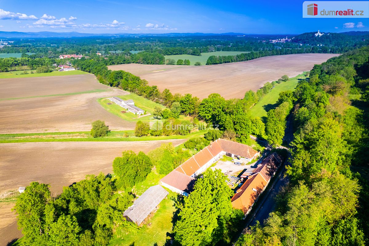 Prodej rodinného domu 1111 m², pozemek 1379 m² – fotografie 4