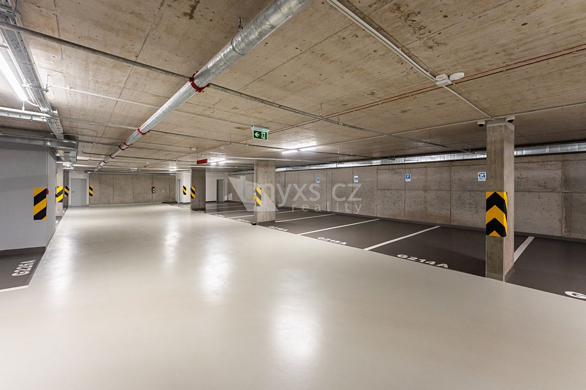 Pronájem garážového stání 12 m²