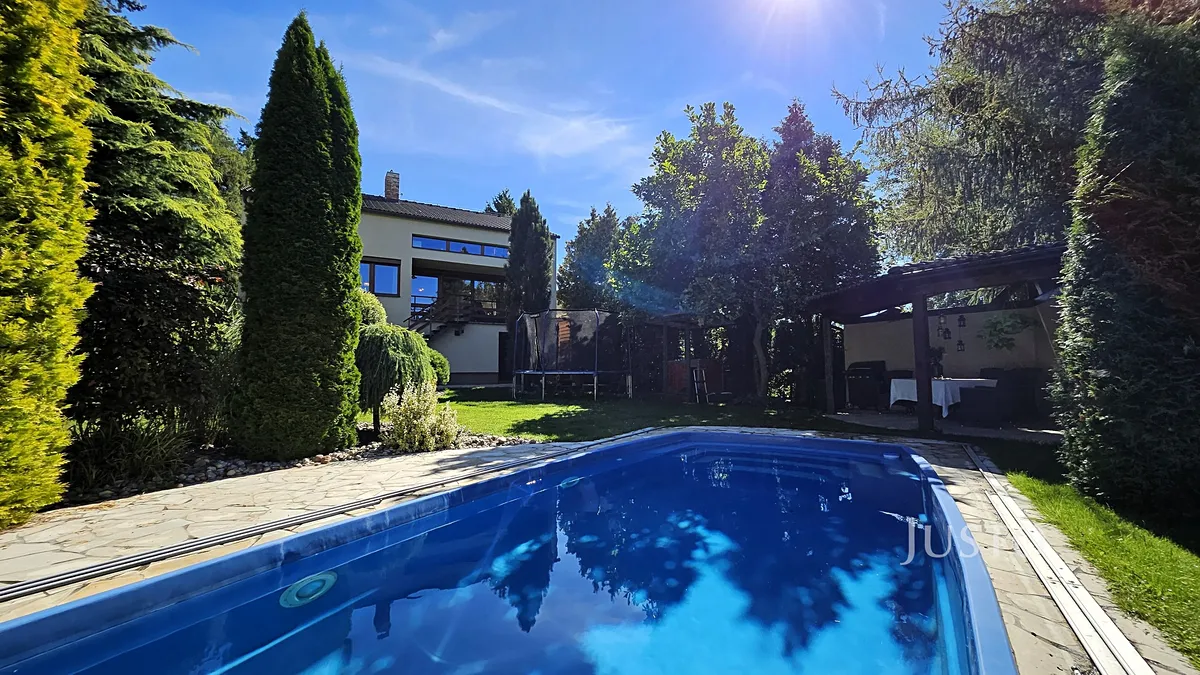 Prodej rodinného domu 322 m², pozemek 777 m²