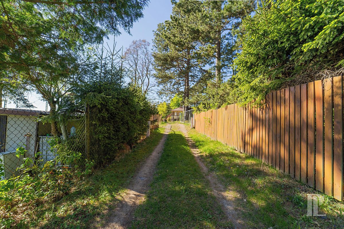 Prodej stavebního pozemku 1000 m²
