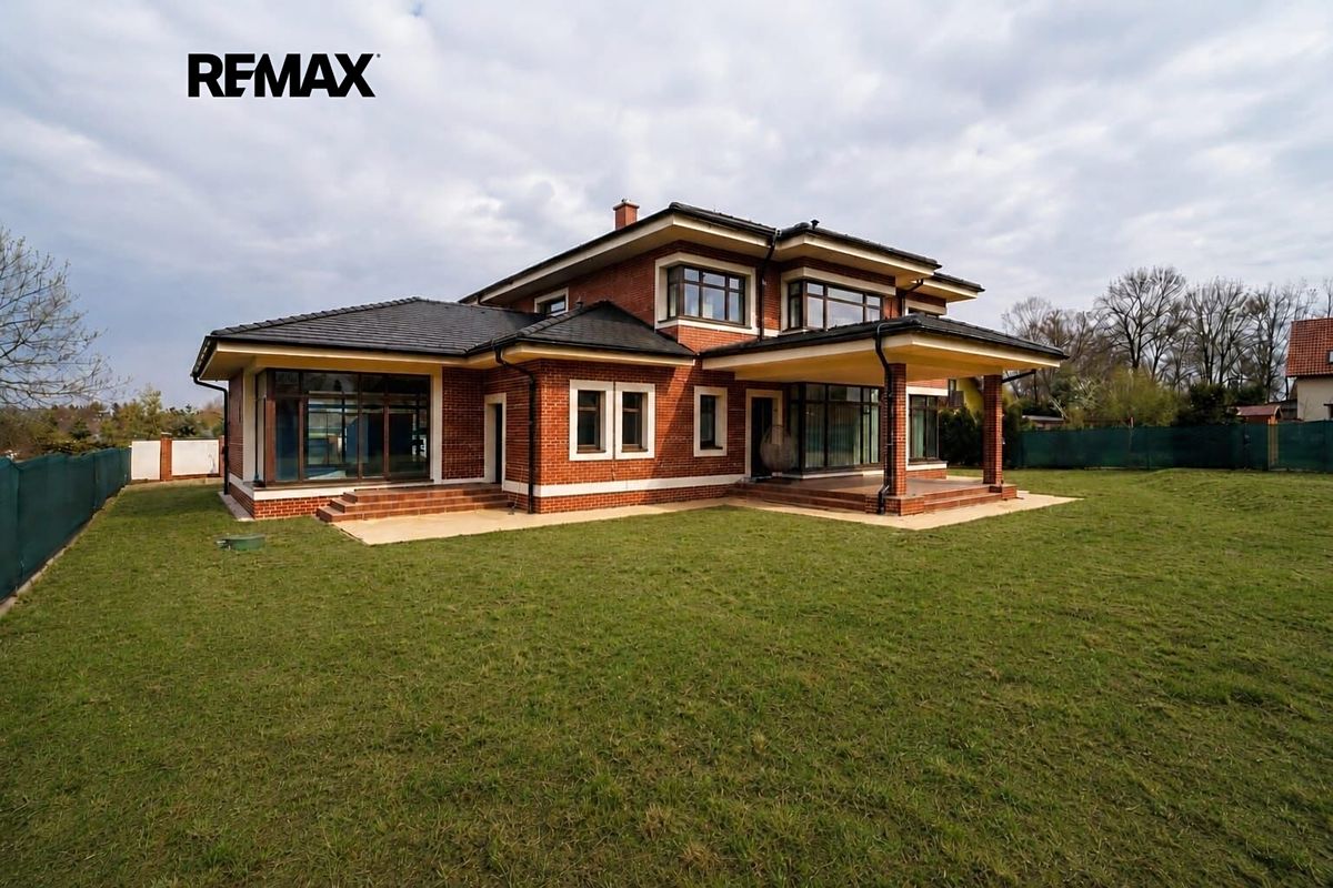 Prodej rodinného domu 363 m², pozemek 1608 m², Jesenice – fotka 1 z 3