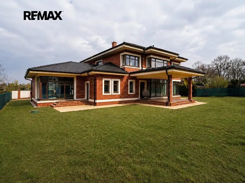 Prodej rodinného domu 363 m², pozemek 1608 m², Jesenice – náhled fotky 1