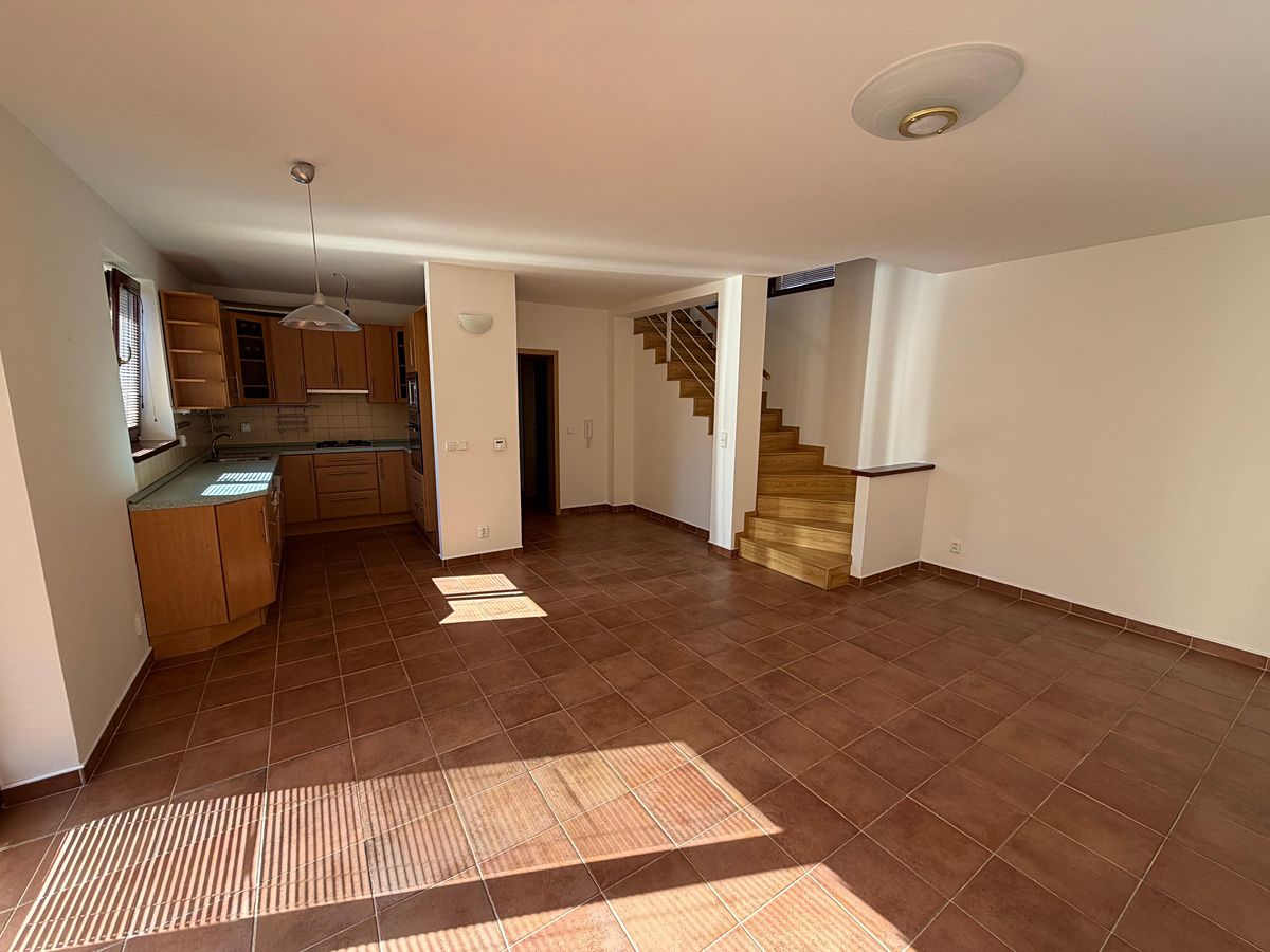 Pronájem rodinného domu 100 m², pozemek 660 m² – fotografie 2