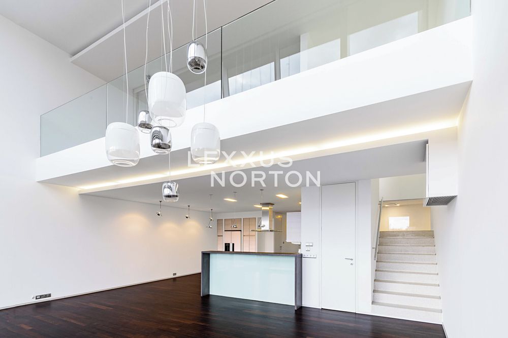 Pronájem bytu 6 pokojů a více 297 m²