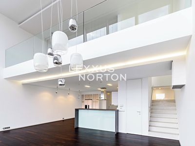 Pronájem bytu 6 pokojů a více 297 m²