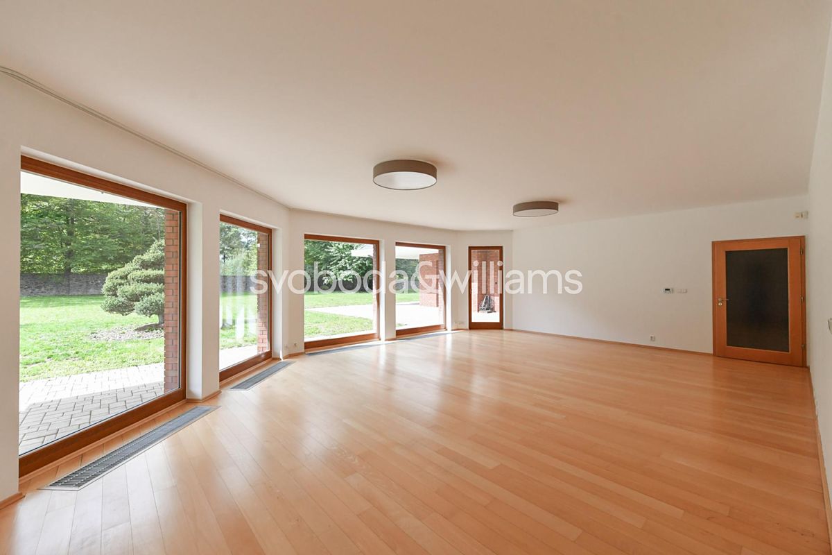 Pronájem rodinného domu 530 m², pozemek 6163 m² – fotografie 2