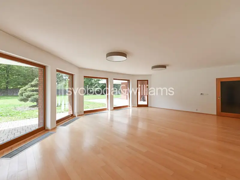 Pronájem rodinného domu 530 m², pozemek 6163 m², Jesenice – náhled fotky 2