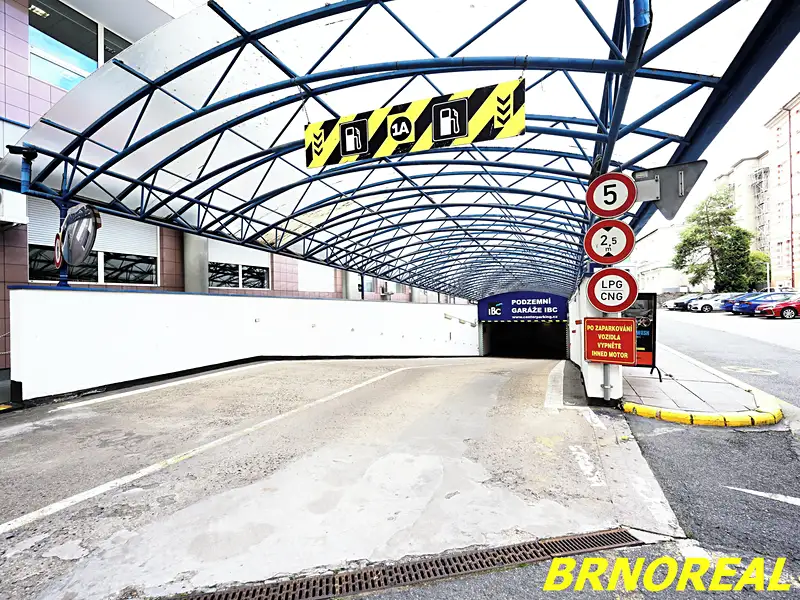 Pronájem garážového stání 12 m², Brno – náhled fotky 3