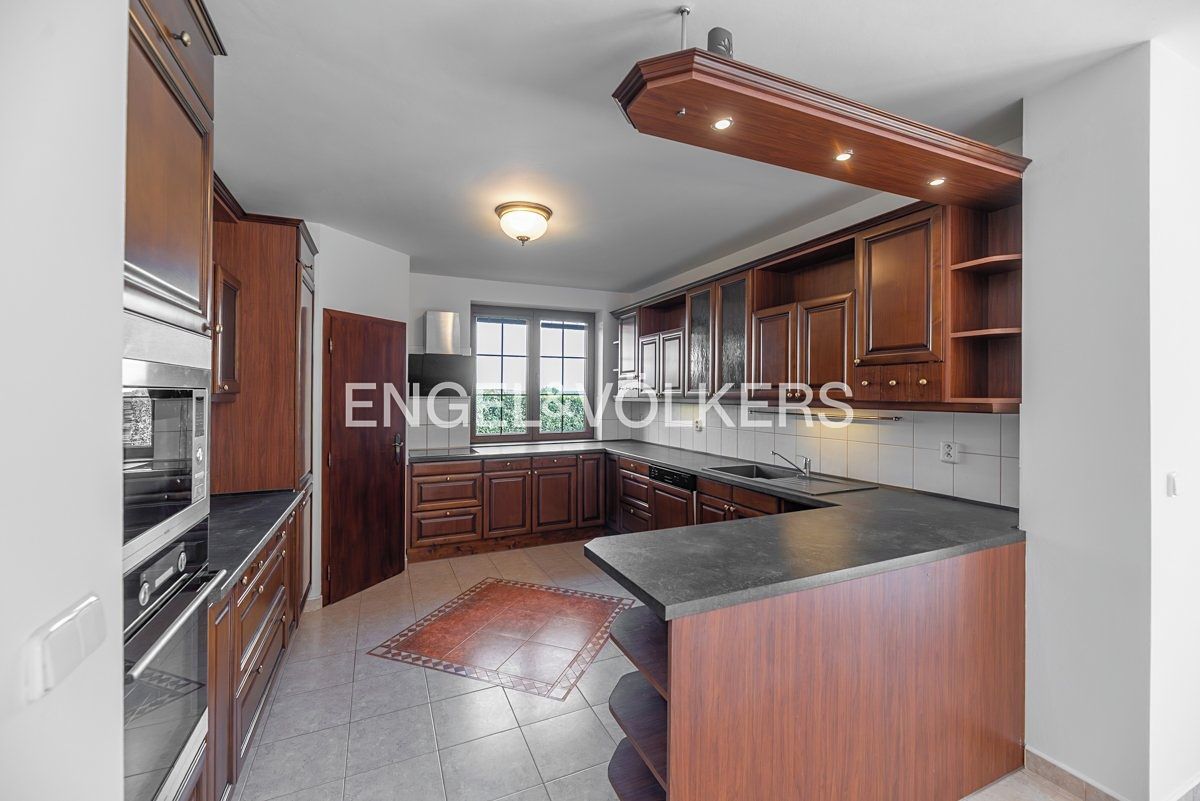Pronájem vily 384 m², pozemek 903 m² – fotografie 4