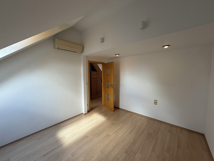 Квартира 4+kk на продаж, 95 м² (24 з 27)